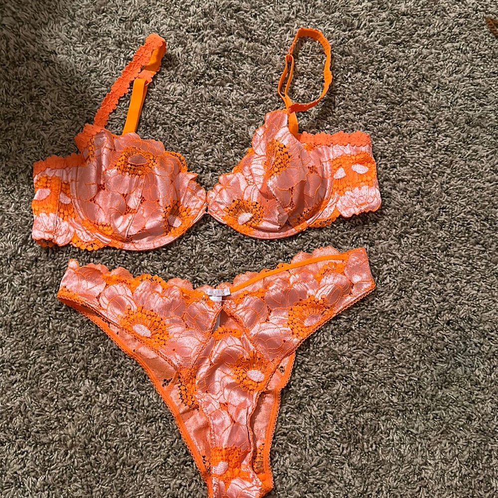 Brand new savage xfenty set bra size 38 D bottom Cheeky size Large